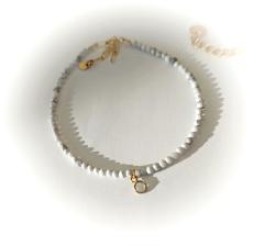 Bracelet élégant en howlite et pierre de lune – bijou artisanal, cadeau apaisant et spirituel pour femme / Howliet en maansteen armband – elegant handgemaakt juweel, rustgevend en spiritueel geschenk / Elegant howlite and moonstone bracelet – handmade calming jewelry, spiritual gift idea