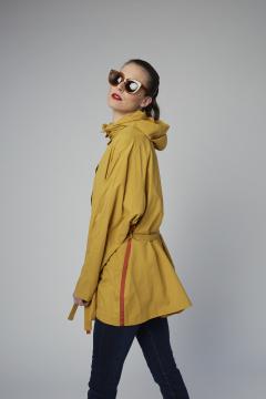 Photo de l'article Bise Curry – Trench imperméable mi-cuisse & ceinture ajustée, style ensoleillé