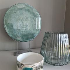 Création locale à offrir / Lokaal handwerk om te geven / Local creation to offer Pièce en résine verte sur socle inox – objet d’art à poser, style épuré / Groene hars op inox voet – decoratief object met strakke stijl / Green resin art on stainless base – minimal & modern decor piece