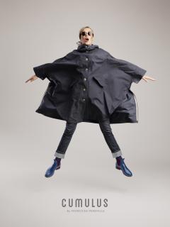 Cape de pluie moderne et stylée signée Cumulus Rainwear, pour rester sec avec classe / Stijlvolle moderne regenmantel van Cumulus Rainwear, perfect om droog en elegant te blijven / Stylish modern rain cape by Cumulus Rainwear, perfect to stay dry in style