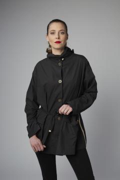 Imperméable noir pour femme porté – veste de pluie artisanale, coupe-vent élégant et stylé, parfait pour temps pluvieux / Zwarte damesregenjas gedragen – stijlvolle handgemaakte regenjas, waterdicht en praktisch / Black raincoat for women worn – stylish handmade waterproof jacket, elegant windbreaker for rainy days. Cumulus Rainwear