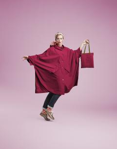 Photo de l'article The Cape Town Cherry Rose – Cape de pluie fluide & élégante, teinte gourmande