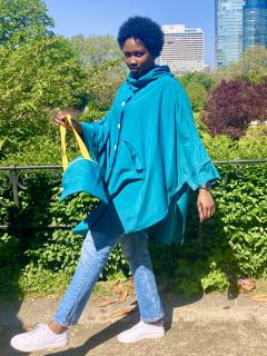 Photo de l'article The Cape Town Bleu Océan – Cape de pluie élégante & fluide, souffle marin