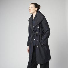 Imperméable noir pour femme modèle Mistral – superbe veste de pluie artisanale, silhouette féminine et chic / Zwarte damesregenjas Mistral gedragen – elegante en handgemaakte regenjas met vrouwelijke snit / Black women's raincoat Mistral worn – beautiful handcrafted rain jacket with feminine and chic design. Cumulus Rainwear