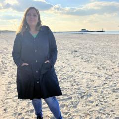 Imperméable recyclé femme porté – modèle The Classic, superbe veste artisanale écoresponsable, chic et coupe-vent / Damesregenjas van gerecycleerde stof – model The Classic, stijlvol en duurzaam gemaakt / Recycled women’s raincoat worn – The Classic model, stylish handmade and sustainable jacket. Cumulus Rainwear