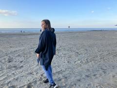 Imperméable recyclé femme – modèle Cape Town, coupe droite éthique et stylée en tissu durable / Regenjas model Cape Town – gerecycleerd en handgemaakt, elegante snit / Cape Town recycled raincoat – sustainable handmade jacket with modern straight cut. Cumulus Rainwear