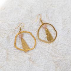 Boucles d’oreilles artisanales dorées – élégance délicate et naturelle, parfaites pour un cadeau raffiné fait main / Handgemaakte oorbellen in goud en parel – zacht en stijlvol cadeau / Delicate handmade gold earrings – soft shimmer, perfect thoughtful gift