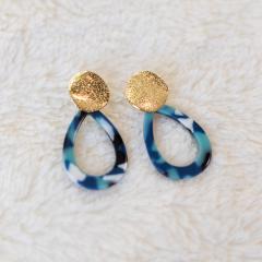 Boucles d’oreilles bleu profond et or – pièce unique faite à la main, inspiration océan et féminité / Blauw-gouden oorbellen – unieke artisanale creatie met maritieme charme / Gold and deep blue handmade earrings – ocean-inspired, elegant and bold