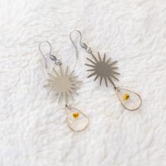 Boucles soleil argentées – bijoux lumineux en forme de rayons, fabriqués à la main, look solaire et joyeux / Handgemaakte oorbellen met zonnestralen – vrolijk en stijlvol / Handcrafted sunburst earrings – radiant design, handmade with care