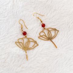 Boucles coquelicot dorées – touche florale et poétique, création faite main pour un look unique et affirmé / Gouden papaver oorbellen – met de hand gemaakt en vol karakter / Gold poppy earrings – floral, handmade and full of personality