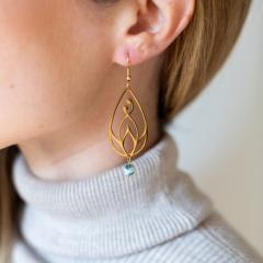 Boucles d’oreilles fines dorées et artisanales • Cadeau raffiné pour femme • Bijou léger fait main / Fijne gouden oorbellen met open patroon • Handgemaakt cadeau voor dames • Subtiel en elegant / Elegant gold earrings with openwork design • Handmade delicate gift for women • Chic and refined