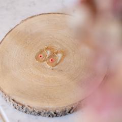 Petites boucles d’oreilles dorées artisanales • Bijou discret et élégant • Cadeau femme fait main / Kleine handgemaakte oorbellen in goudkleur • Subtiel en uniek cadeau voor dames / Small handmade gold earrings • Elegant and minimal • Perfect handmade gift