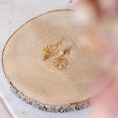 Boucles d’oreilles artisanales dorées lumineuses • Bijou éthique fait main • Idée cadeau chic femme / Handgemaakte gouden oorbellen • Licht en origineel cadeau voor vrouw of collega / Bright gold handmade earrings • Elegant ethical jewelry gift for women