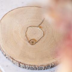 Bracelet fin doré fait main • Bijou élégant et discret • Cadeau artisanal pour femme ou cliente / Fijn handgemaakt armbandje in goudkleur • Origineel geschenk voor vrouw of klant / Thin gold handmade bracelet • Elegant minimalist gift for woman or client