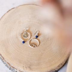 Boucles différentes rondes dorées faites main • Cadeau femme unique et artisanal • Bijou poétique / Handgemaakte ronde oorbellen in goudkleur • Origineel en vrouwelijk cadeau / Handmade round gold earrings • Elegant artisan gift for women