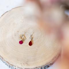 Boucles d’oreilles dorées avec perles rouges faites main • Bijou raffiné et unique pour offrir à une femme / Handgemaakte oorbellen met rode kralen • Vrouwelijk en stijlvol geschenk / Handmade gold earrings with red beads • Unique gift for women • Feminine and stylish