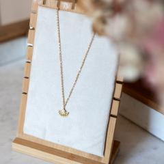 Collier doré fin fait main avec pendentif délicat • Cadeau artisanal raffiné pour femme / Fijn gouden handgemaakt kettinkje met subtiele hanger • Stijlvol geschenk voor vrouwen / Handmade delicate gold necklace • Chic and minimalist gift for women