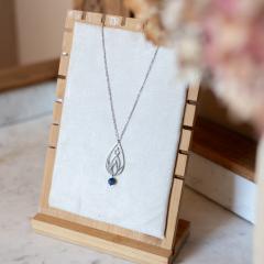 Collier long avec pendentif argenté fait main • Bijou artisanal pour femme spirituelle • Cadeau élégant et original / Handgemaakte ketting met spirituele hanger • Origineel cadeau voor vrouwen / Handmade necklace with symbolic pendant • Elegant and meaningful gift