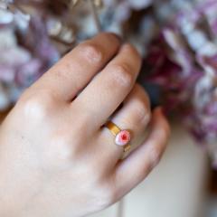 Bague fine artisanale dorée avec touche colorée • Cadeau original et fait main • Bijou fantaisie chic / Handgemaakte ring met kleurrijk detail • Uniek geschenk voor vrouwen / Handmade gold ring with colorful accent • Stylish and original jewelry gift