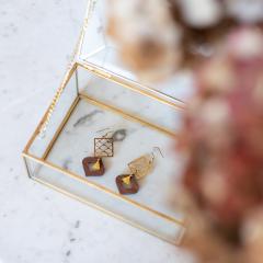 Boucles d’oreilles graphiques dorées faites main • Bijou artisanal tendance • Cadeau femme moderne / Handgemaakte geometrische oorbellen • Trendy en uniek vrouwencadeau / Handmade geometric gold earrings • Trendy and modern artisan gift