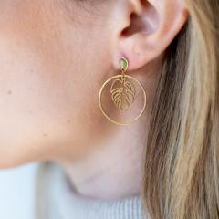 Boucles d’oreilles dorées pendantes faites main • Bijou artisanal élégant et poétique • Idée cadeau pour femme stylée / Handgemaakte hangende oorbellen in goudkleur • Elegant vrouwencadeau / Handmade long gold earrings • Stylish and poetic gift for her