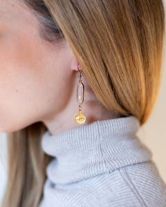 Boucles élégantes avec perles cristal et attaches dorées, chic intemporel / Elegante oorbellen met kristalkralen en gouden haakjes, tijdloze stijl / Elegant earrings with crystal beads and gold hooks, timeless chic