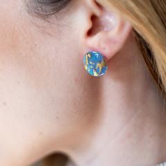 Puces d’oreilles bleues faites main pour femmes • Bijou artisanal discret et élégant • Cadeau original / Handgemaakte blauwe oorstekers voor vrouwen • Discreet en elegant juweel • Origineel cadeau-idee / Handmade blue stud earrings for women • Minimalist and chic • Great gift idea