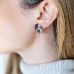 Petites boucles d’oreilles artisanales fleuries • Cadeau fait main plein de charme • Bijou coloré et délicat / Kleine bloemige handgemaakte oorbellen • Origineel vrouwencadeau • Subtiele en kleurrijke stijl / Handmade floral stud earrings • Delicate and colorful • Artisan gift for her
