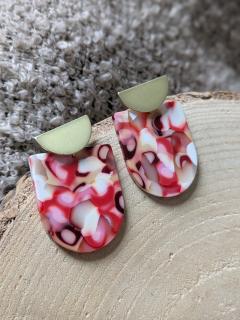 Boucles rouges et roses aux formes organiques, effet arty garanti / Rood-roze oorbellen met organische vormen, arty en speels / Red and pink earrings with abstract shapes, artsy and playful