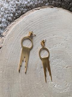 Boucles en laiton doré à design minimaliste et audacieux / Gouden messing oorbellen met gedurfde minimalistische look / Gold-toned earrings with bold minimalist lines