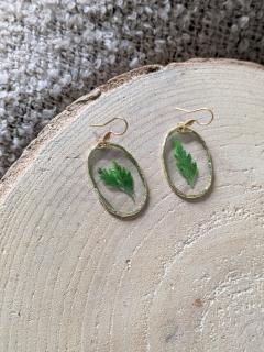 Boucles gouttes vertes esprit nature, style végétal tout en douceur / Groene druppelvormige oorbellen, zachte botanische look / Green drop earrings with nature-inspired style