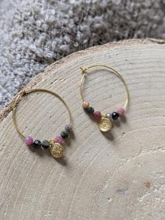 Boucles cerclées et perles colorées, esprit fruité et estival / Gouden ringen met gekleurde kralen, fruitige zomerse vibe / Gold hoops with colorful beads, playful summer mood