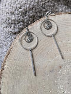 Boucles longues esprit nature avec feuillage argenté stylisé / Lange oorbellen met gestileerde bladvorm, natuurlijke look / Long earrings with stylized silver leaf shape, nature-inspired