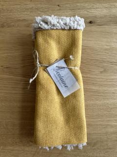 Photo de l'article Mitaines en suédine teddy moutarde – Chaudes, douces, faites main