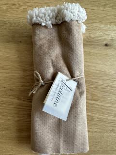 Photo de l'article Mitaines en suédine teddy beige – Chaudes, douces, faites main