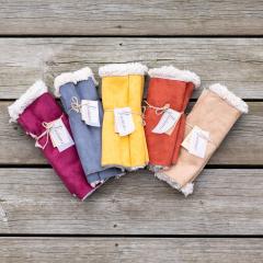 Mitaines en suédine douce doublées teddy • Cadeau d’hiver fait main et coloré • Taille unique femme / Handgemaakte suèdine wanten met teddy voering • Warm, zacht en kleurrijk • One size voor vrouwen / Handmade suede mittens with teddy lining • Warm and colorful winter gift • One size fits all. Picolaine