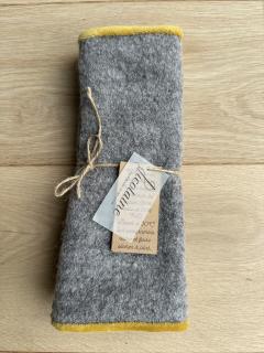 Photo de l'article Mitaines en laine bouillie gris clair – Doublure en velours moutarde, chaleur et style affirmé