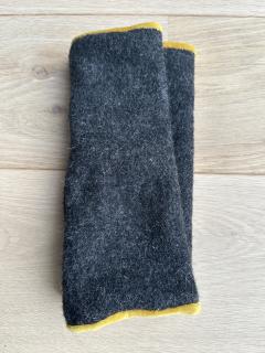 Photo de l'article Mitaines en laine bouillie gris anthracite – Doublure en velours moutarde, contraste audacieux & chaleur artisanale