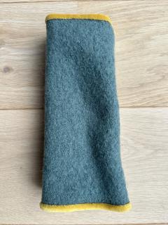 Photo de l'article Mitaines en laine bouillie vert d’eau – Doublure en velours moutarde, contraste solaire & douceur artisanale