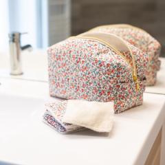 Trousse de toilette fleurie rose – création artisanale pratique, douce et féminine / Roze bloemen toilettas – praktische, zachte en vrouwelijke handgemaakte creatie / Pink floral toiletry bag – soft, practical and feminine handmade accessory