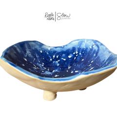 Plat trépied bleu profond fait main – décoration unique signée Little Dots / Handgemaakt blauw drietand schaal – uniek design / Handmade deep blue three-legged dish – unique decor piece