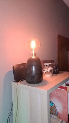 Lampe à poser en chêne massif noir – idée cadeau déco, durable et utile / Tafellamp in zwart massief eiken – duurzaam, stijlvol en perfect als cadeau / Black solid oak table lamp – practical, stylish and gift-ready