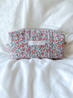 Trousse de toilette en tissu Liberty – cadeau pratique et fleuri pour elle / Liberty toilettas – mooi en praktisch cadeau voor haar / Floral Liberty toiletry bag – useful and pretty gift for women