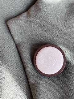 Broche artisanale en béton rose – bijou minimaliste et original à offrir / Handgemaakte roze betonbroche – minimalistisch en origineel cadeau / Pink concrete brooch – minimalist and original handmade gift