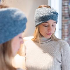 Bandeau hiver laine gris foncé, style minimaliste scandinave, accessoire chaud fait main / Donkergrijze winter wollen hoofdband, Scandinavische minimal stijl, warme handgemaakte accessoire / Dark grey winter wool headband, Scandinavian minimalist style, warm handmade accessory