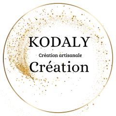 Logo officiel de Kodaly Création, marque belge de créations artisanales. Il symbolise la douceur, le raffinement et la créativité de la marque. Sacs, bougies, accessoires ou objets déco — chaque pièce est faite main avec passion en Belgique. L’élégance naturelle du fait main sur Wimzzi.com. / Officieel logo van Kodaly Création – Belgisch ambachtsmerk dat elegantie en authenticiteit uitstraalt. Handgemaakte kaarsen, accessoires en tassen, zorgvuldig gemaakt met passie en respect voor het ambacht. / Official logo of Kodaly Création, a Belgian handmade brand combining elegance, creativity, and sustainability. Each product is crafted with care — from bags to candles — available on Wimzzi.com.
