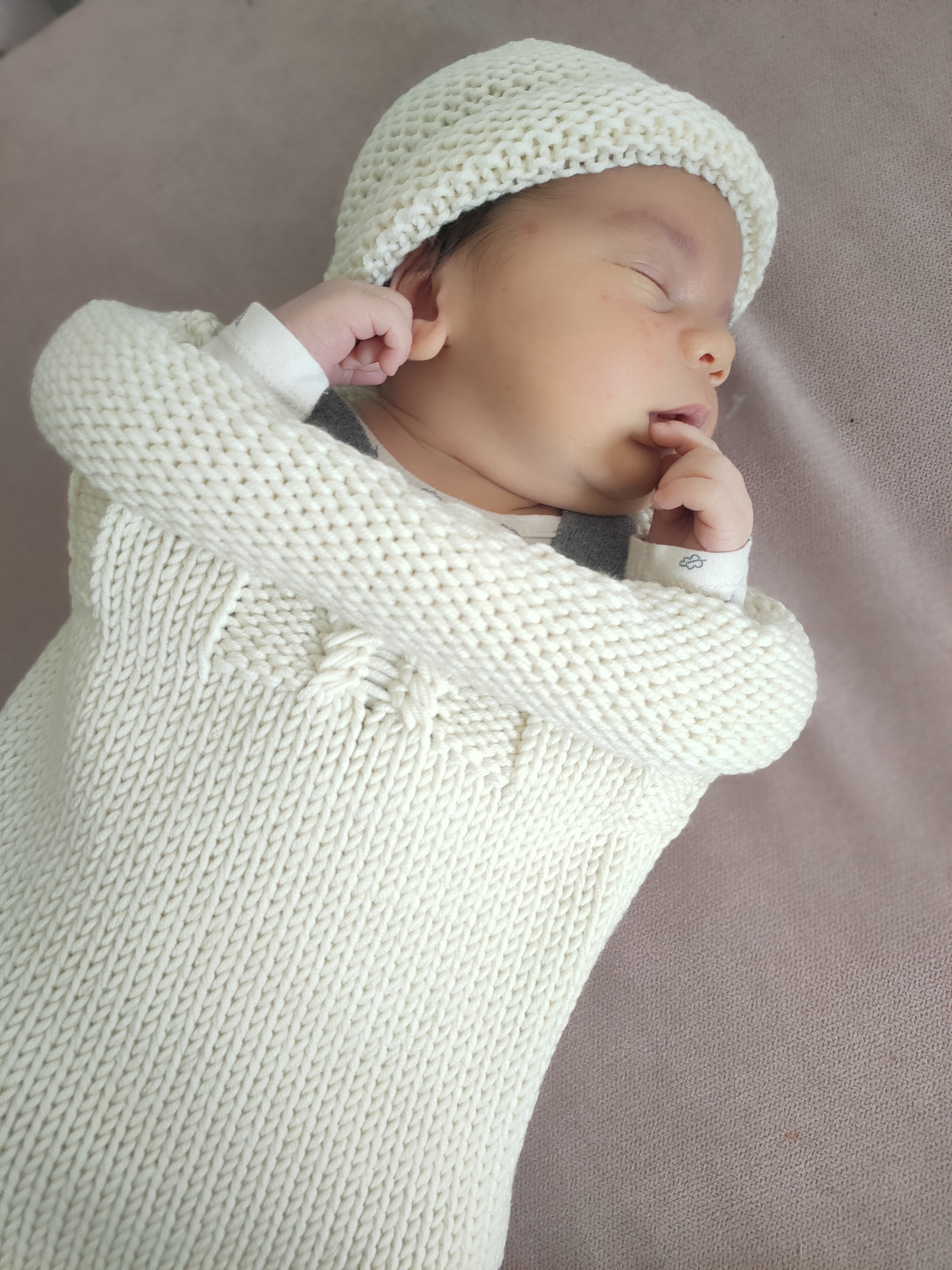 Cocon de naissance tricoté écru – confort pour bébé 0–6 mois fait main / Gebreid babynestje van 0–6 maanden – handgemaakt / Handmade newborn cocoon 0–6 months – soft knitted baby wrap in cream