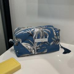 Grande trousse savane bleu nuit – imprimé jungle, fabrication locale / Grote etui met jungleprint – lokaal en stijlvol / Large jungle-print pouch – deep blue, locally made and practical. Lily Green