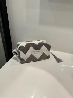 Petite trousse zigzag beige – accessoire pratique et stylé pour sac à main, idée cadeau utile et originale / Kleine zigzag etui – handig en stijlvol accessoire, leuk en nuttig geschenkidee / Small zigzag pouch – stylish and practical gift idea for bag or everyday use. Lily Green