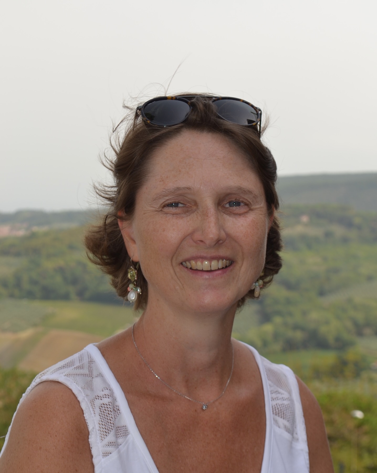 Portrait de Noëlle De Meester décoratrice belge fondatrice de L’Atelier de la Décoration, experte en aménagement et décoration intérieure en Belgique disponible sur Wimzzi.com, plateforme belge dédiée aux artisans locaux et au made in Belgium / Portret van Noëlle De Meester Belgische interieurdecoratrice en oprichtster van L’Atelier de la Décoration beschikbaar op Wimzzi.com, Belgisch platform voor lokaal vakmanschap en interieurdesign / Portrait of Noëlle De Meester Belgian interior decorator founder of L’Atelier de la Décoration available on Wimzzi.com, Belgian platform supporting local interior design and craftsmanship